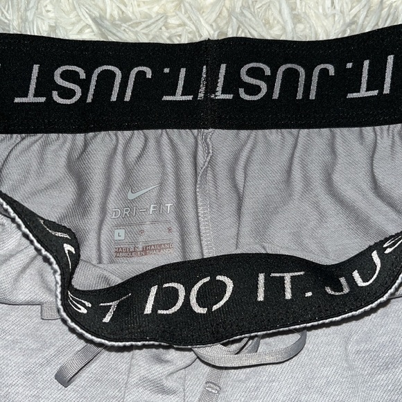 Nike dri fit shorts - Picture 2 of 3